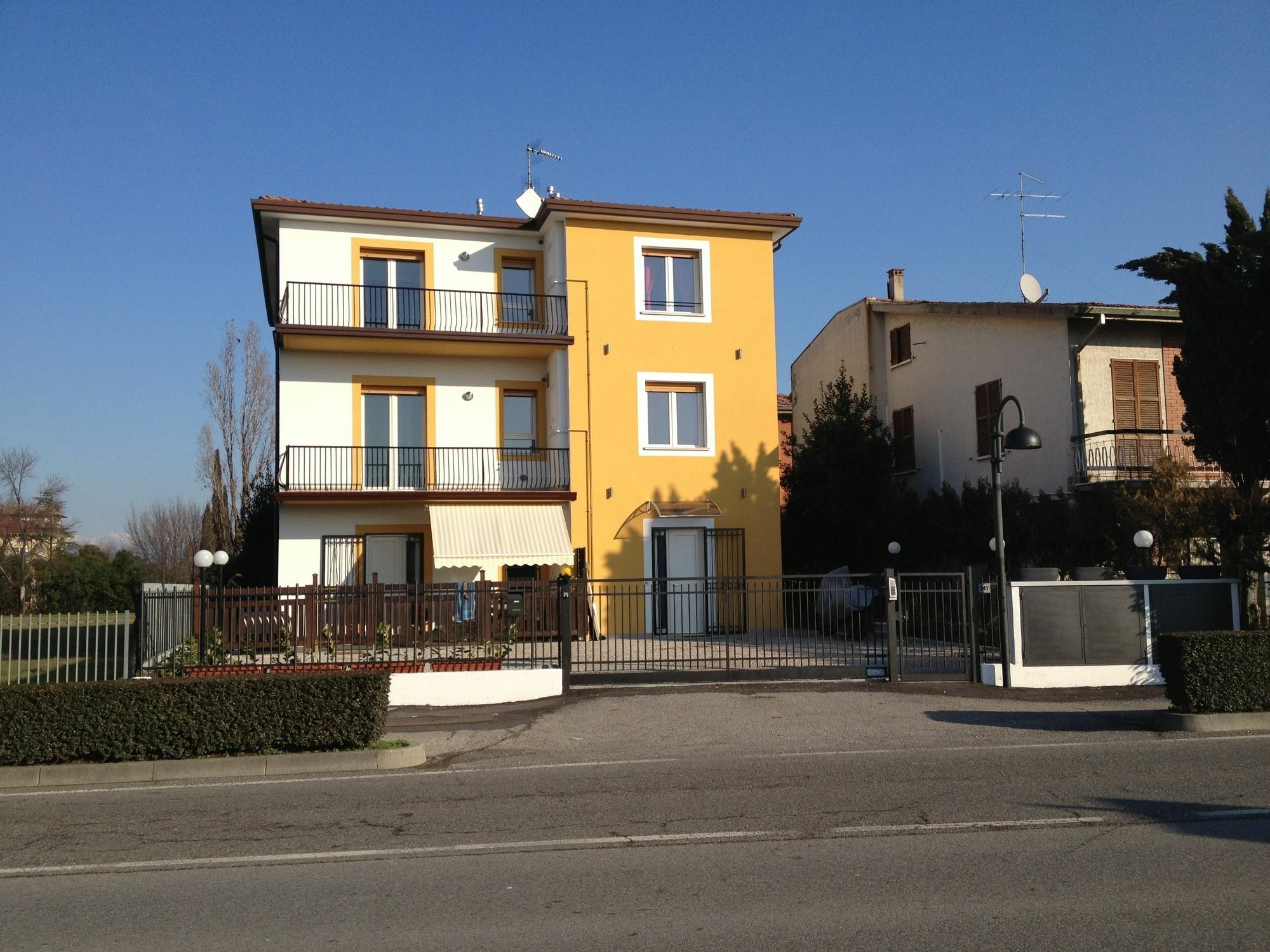 Perla Del Lago Rent Apartments Sirmione Exterior photo