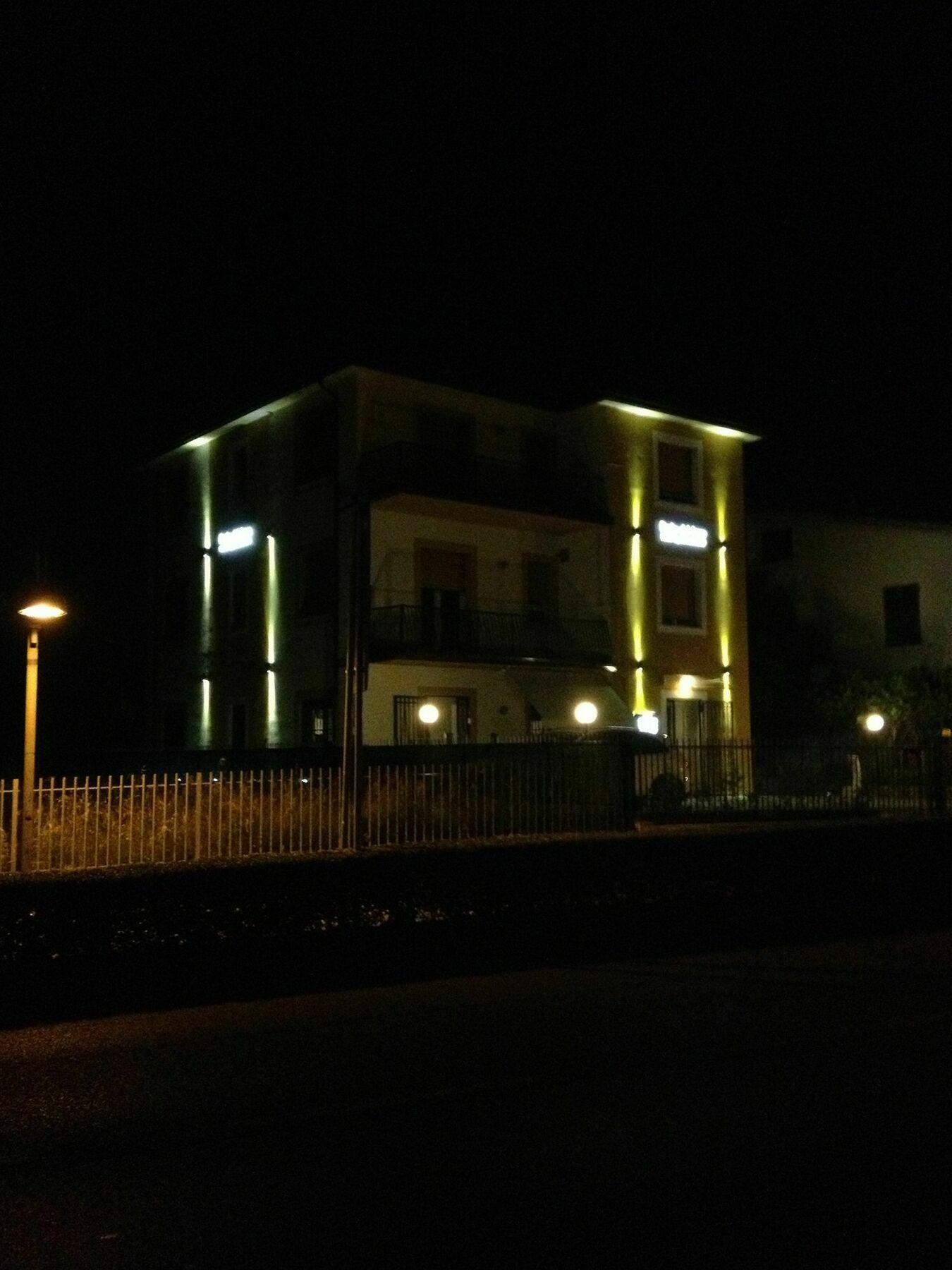 Perla Del Lago Rent Apartments Sirmione Exterior photo